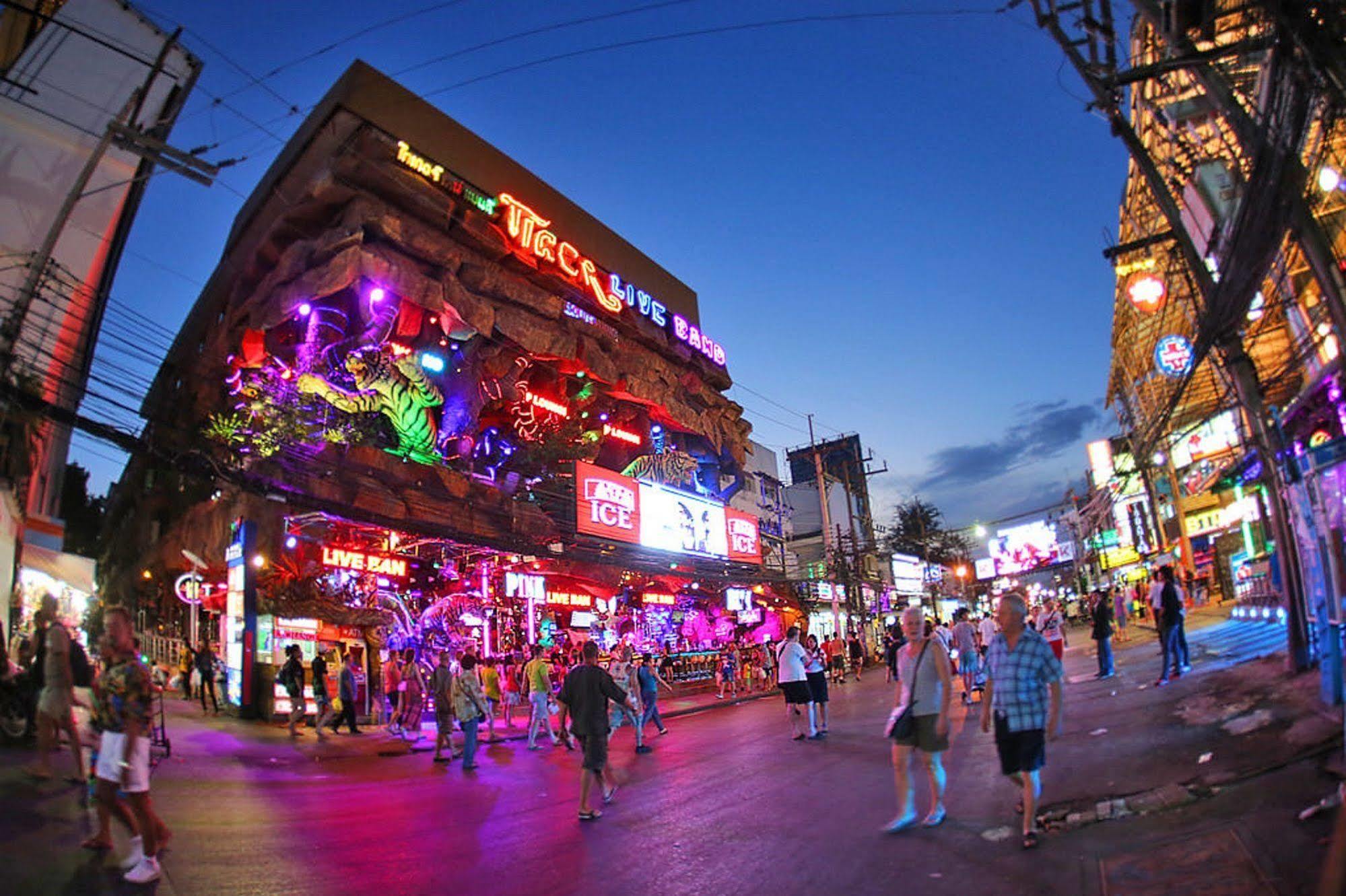 The Royal Palm Beach Front Patong Екстериор снимка