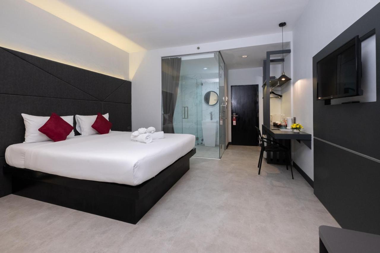 The Royal Palm Beach Front Patong Екстериор снимка