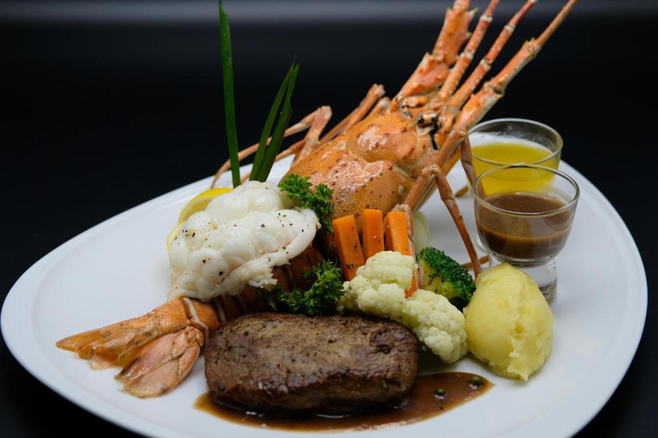The Royal Palm Beach Front Patong Екстериор снимка